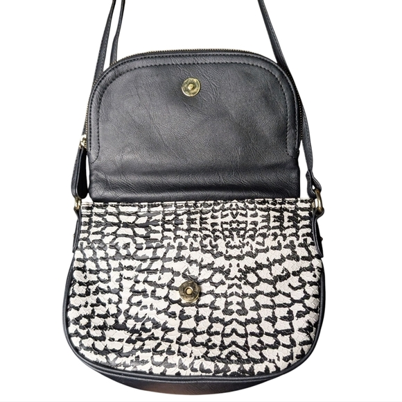Like New Apt. 9 Black and White Crossbody Bag Hidden Front Zipper Pocket Flap - Picture 3 of 12
